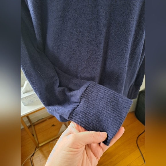 Motherhood Maternity Blue V-neck Shirt Size Medium - Picture 8 of 9